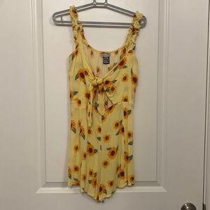 Junior’s Yellow Sunflowers Romper. Size medium. New without tag.